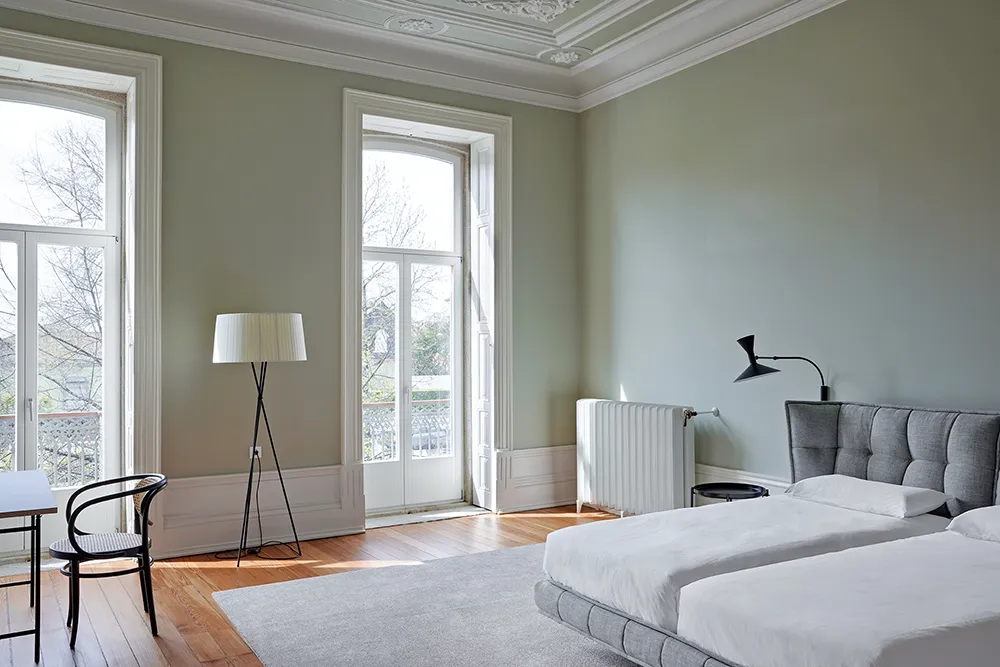 Mit der richtigen Farbe wirkt ein Schlafzimmer sanft und beruhigend. Feenhaargrün ist ideal.