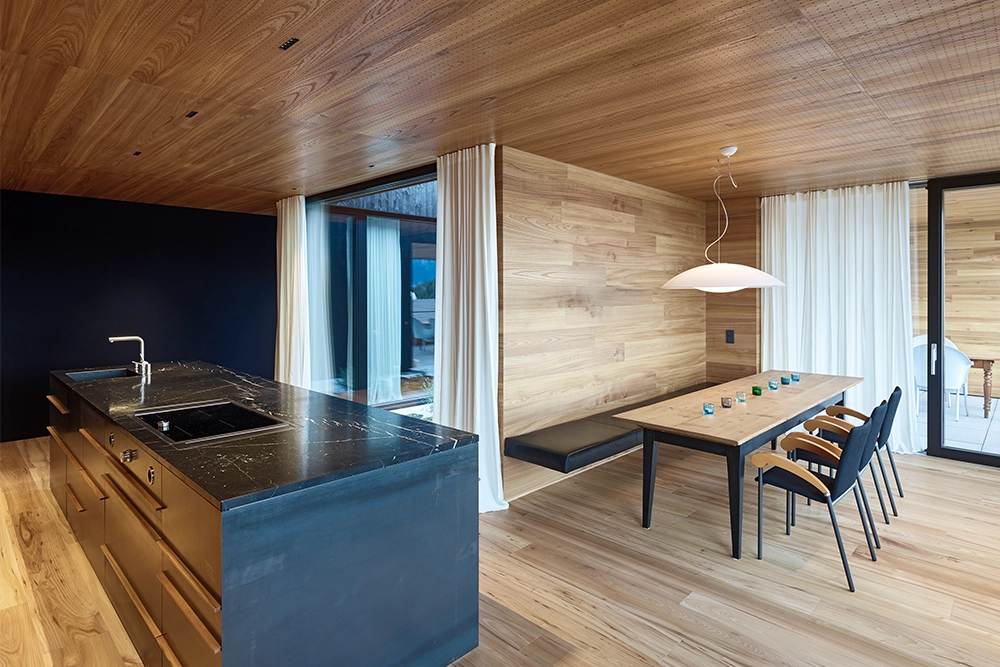 Mit Noir turquoise im Hintergrund wirkt diese Küche mit Essnische modern, elegant und zeitlos.