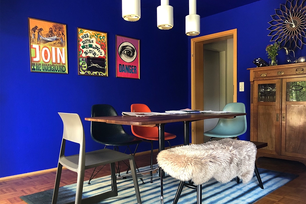 Auf die Kontraste kommt es im Esszimmer an - Ultramarin und Holz und Vitra Stühle