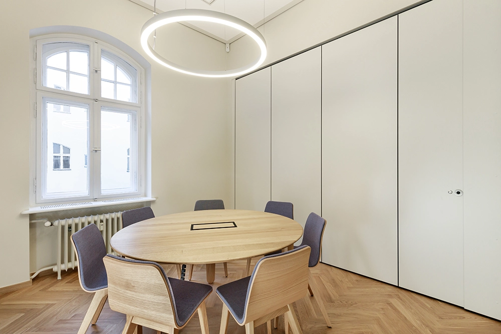 Modernes Besprechungszimmer mit Feenhaargrün – edel, ruhig und inspirierend.
