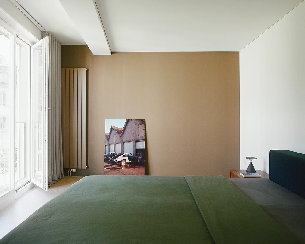 Braungold und Marmor zeichnen diese moderne Architektur aus.