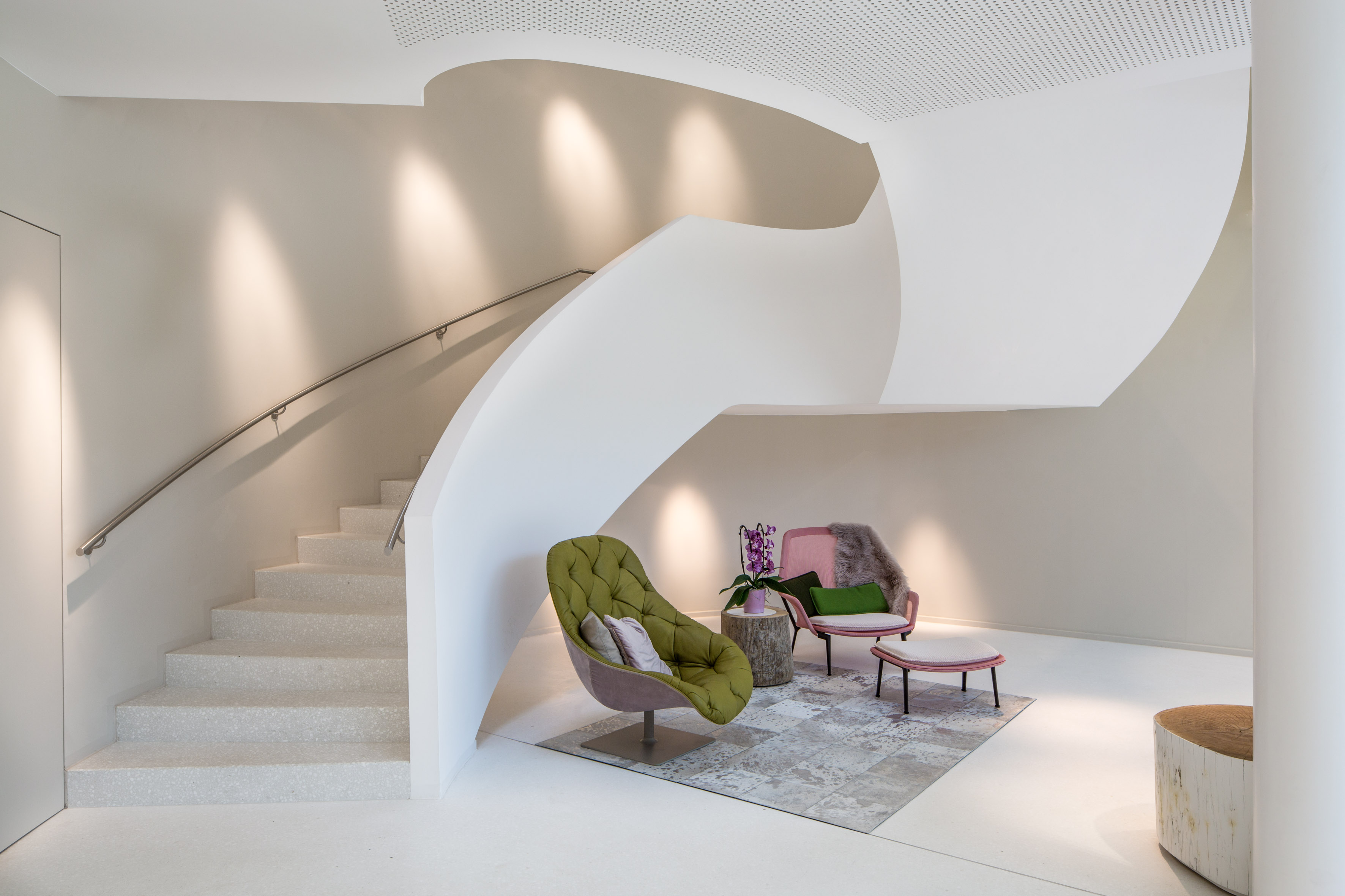 Die weiße Treppe wirkt wie eine Skulptur