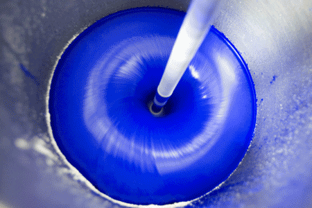 Ultramarinblau wird hergestellt
