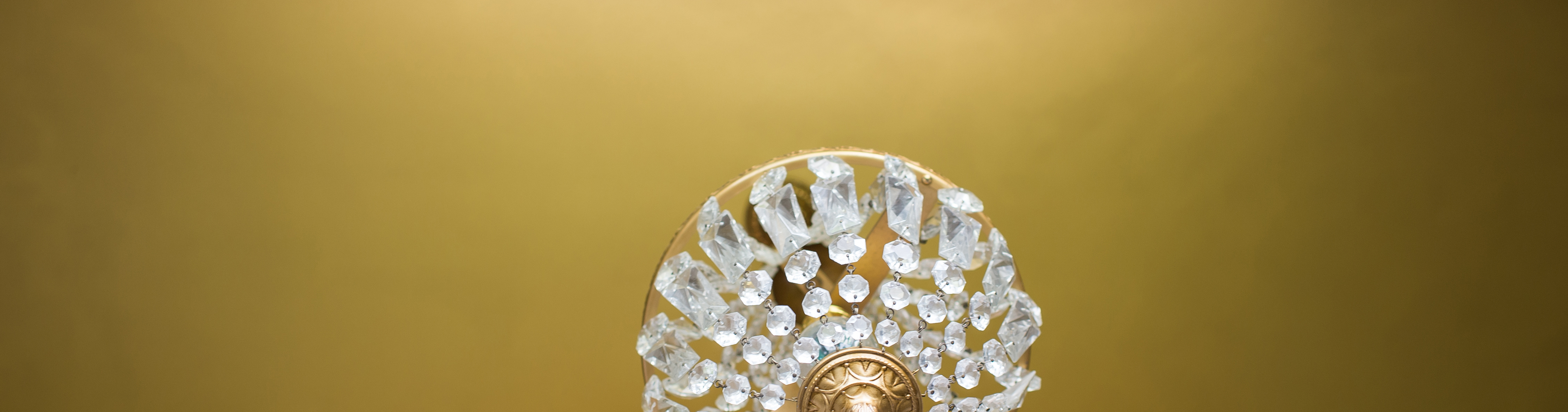 Goldbronze als feierliche Deckenfarbe