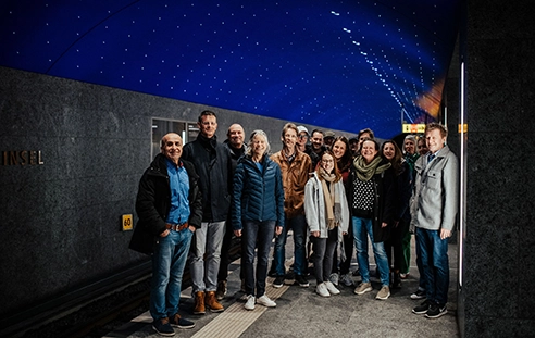 ktcolor team mit ihrem blau in der ubahn station museumsinsel in berlin