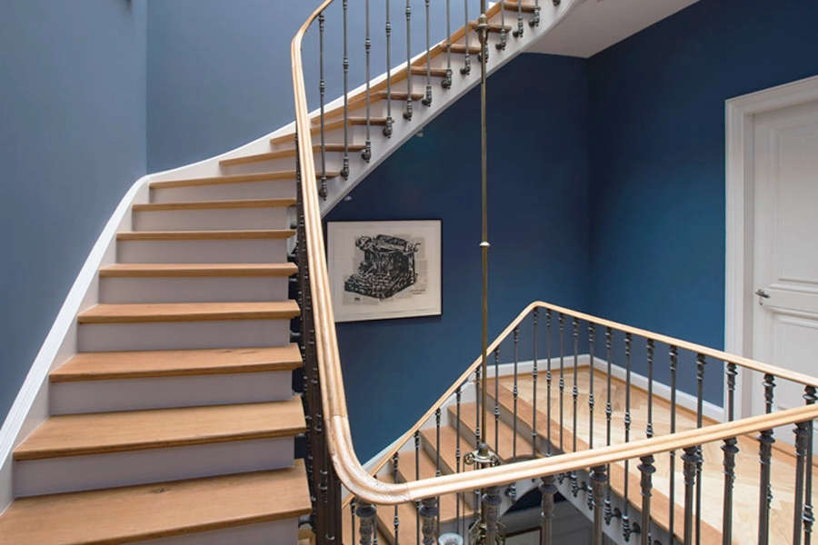 Mit Blaue Eminenz wird das Treppenhaus zur stilvollen Gemäldegalerie