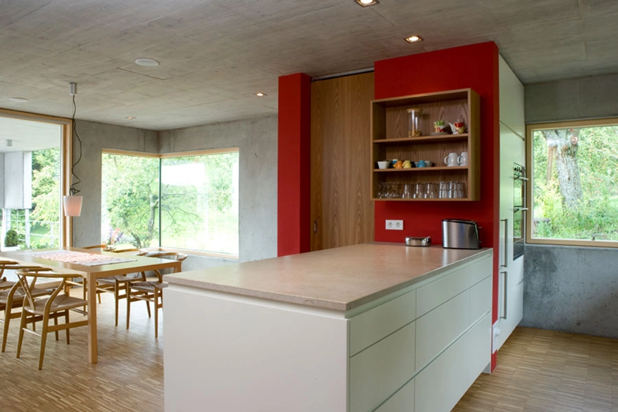 Ene Küche bestückt mit Klassikern inklusiv Rot von Le Corbusier