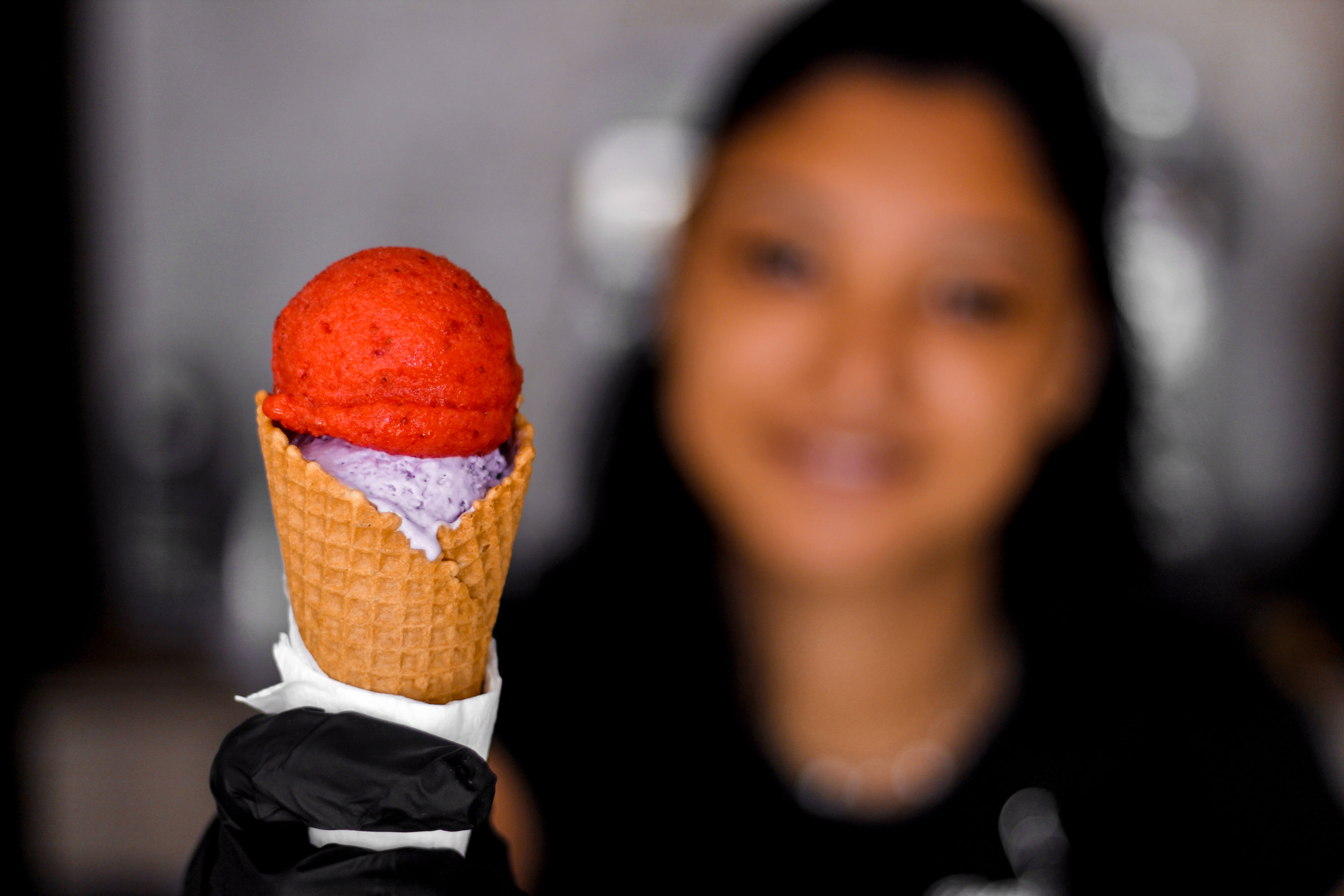 sladoled kugla u kornetu