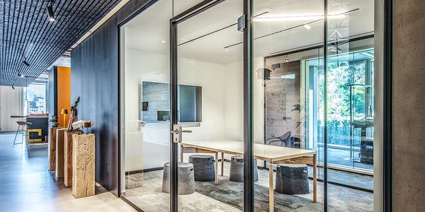 Schienensystem mit Spot und LED Strips zu Beleuchtung von Meetingraum und Office-Flur