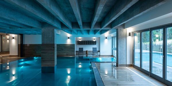 Indoor Pool mit Wandbeleuchtung von SLV.