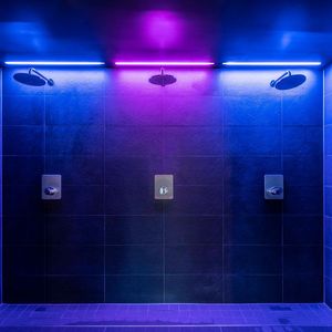 Duschen im Spa Bereich mit farbigen LED Strips stimmungsvoll beleuchtet.