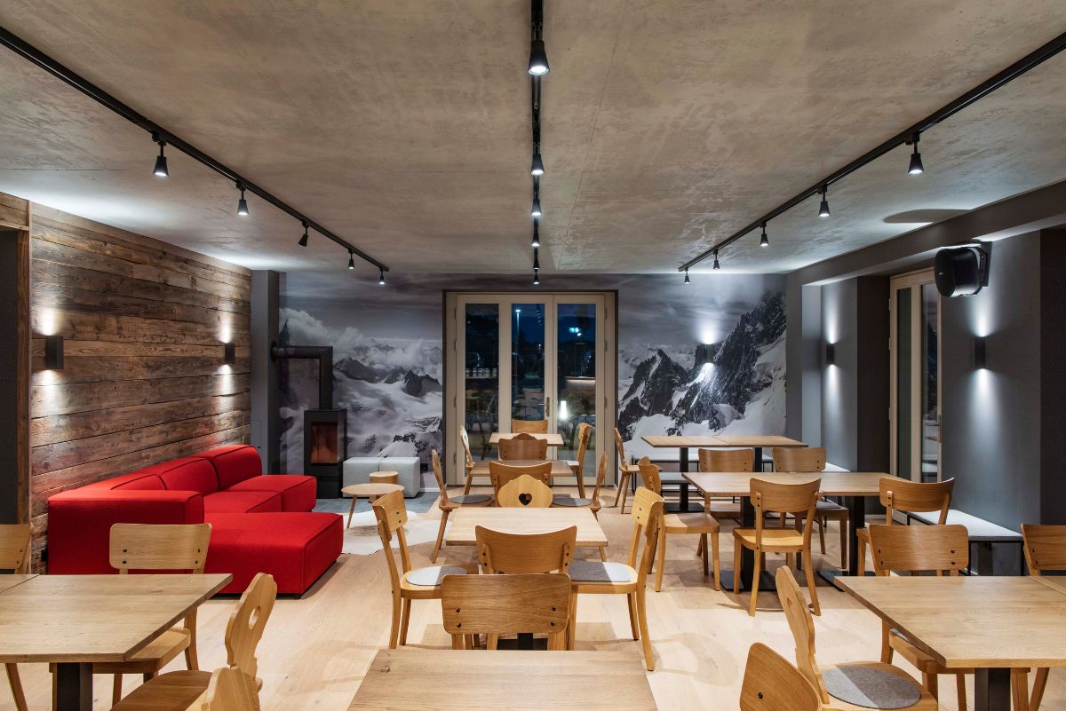 Restaurant und Lounge Bereich  mit Schienensystem von SLV.