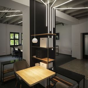 Pendelleuchten und Lichtstreifen im Restaurant