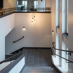 Pendel- und Wandleuchten im Treppenhaus