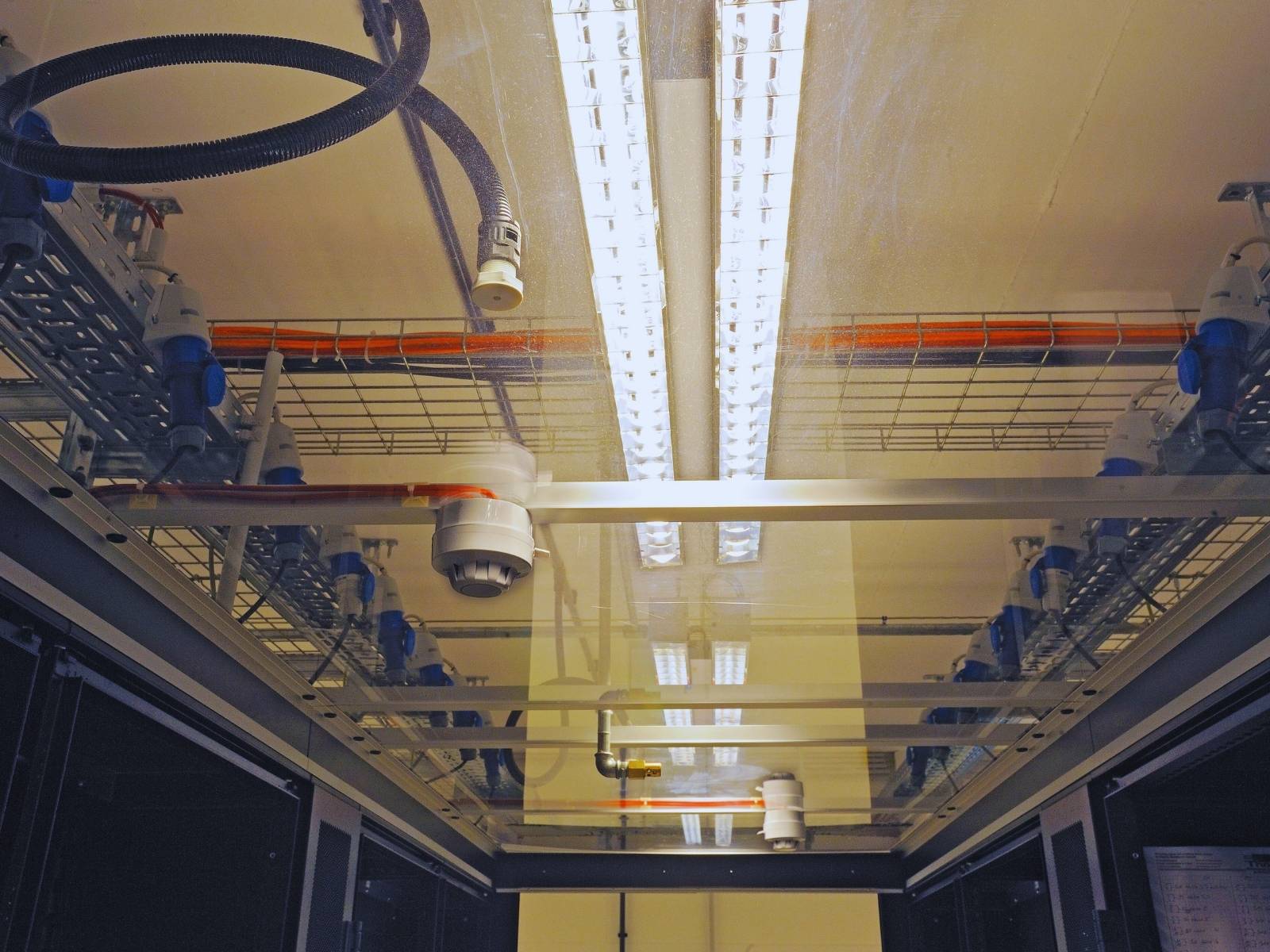 Deckenbeleuchtung im Technikraum