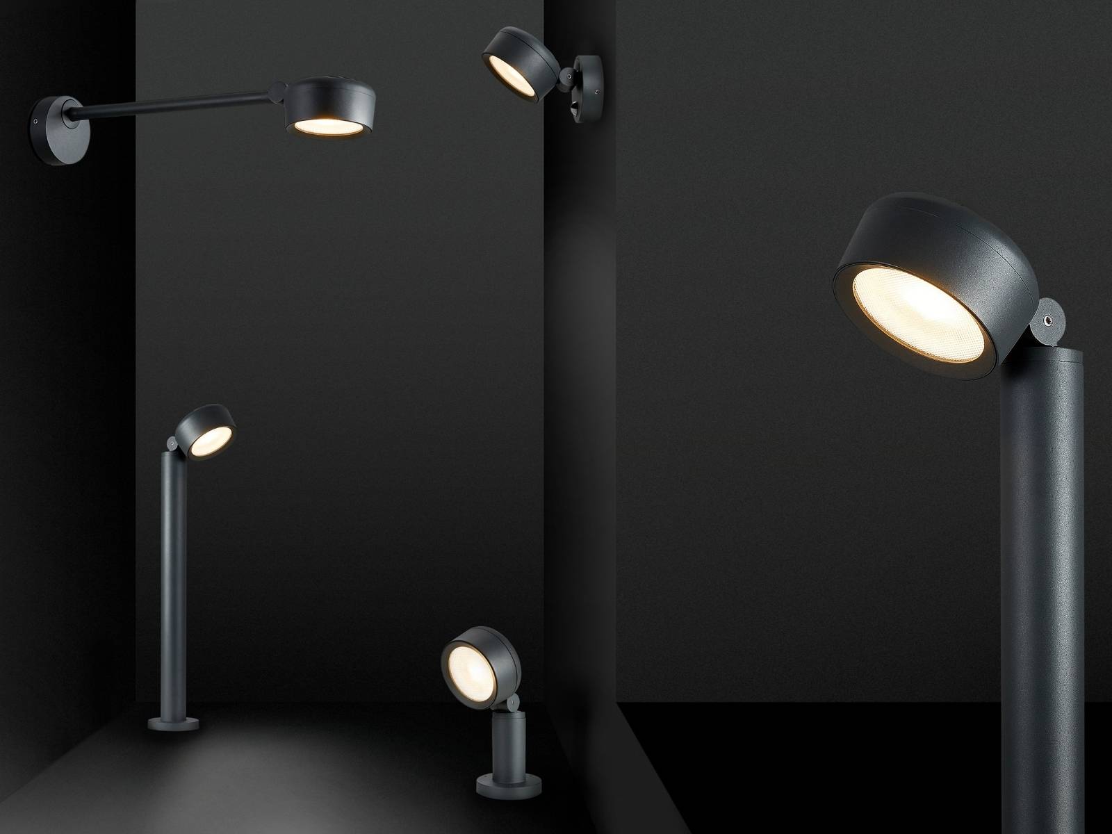 Moderne schwarze Wand- und Bodenstrahler in einem dunklen Raum, die den Raum mit sanftem, gebündeltem Licht erhellen.