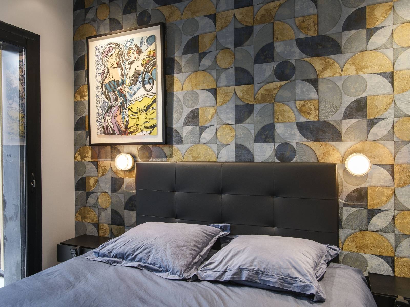 Wandleuchten rechts und links neben dem Bett