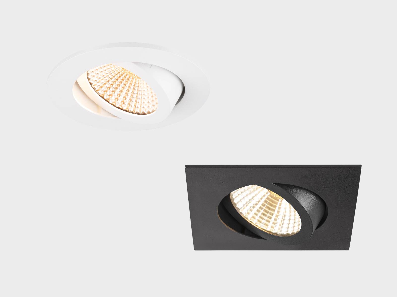 Zwei NEW TRIA® Deckeneinbauleuchten: eine weiße mit rundem Rahmen, die andere schwarze mit quadratischem Rahmen und leuchtender LED.