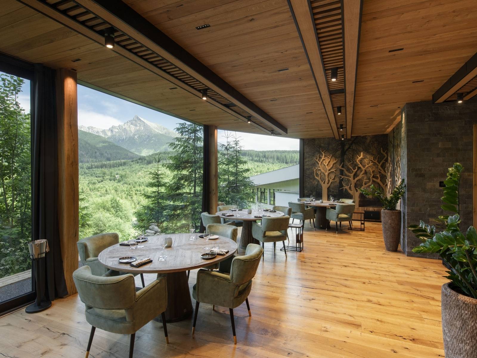 Deckenleuchten und LED-Strips im Hotel-Restaurant