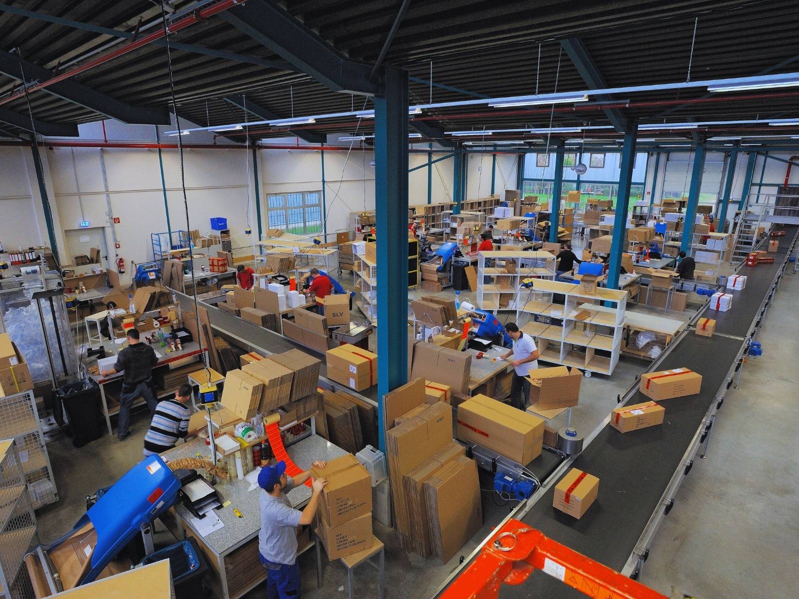 Deckenbeleuchtung im Logistikbereich