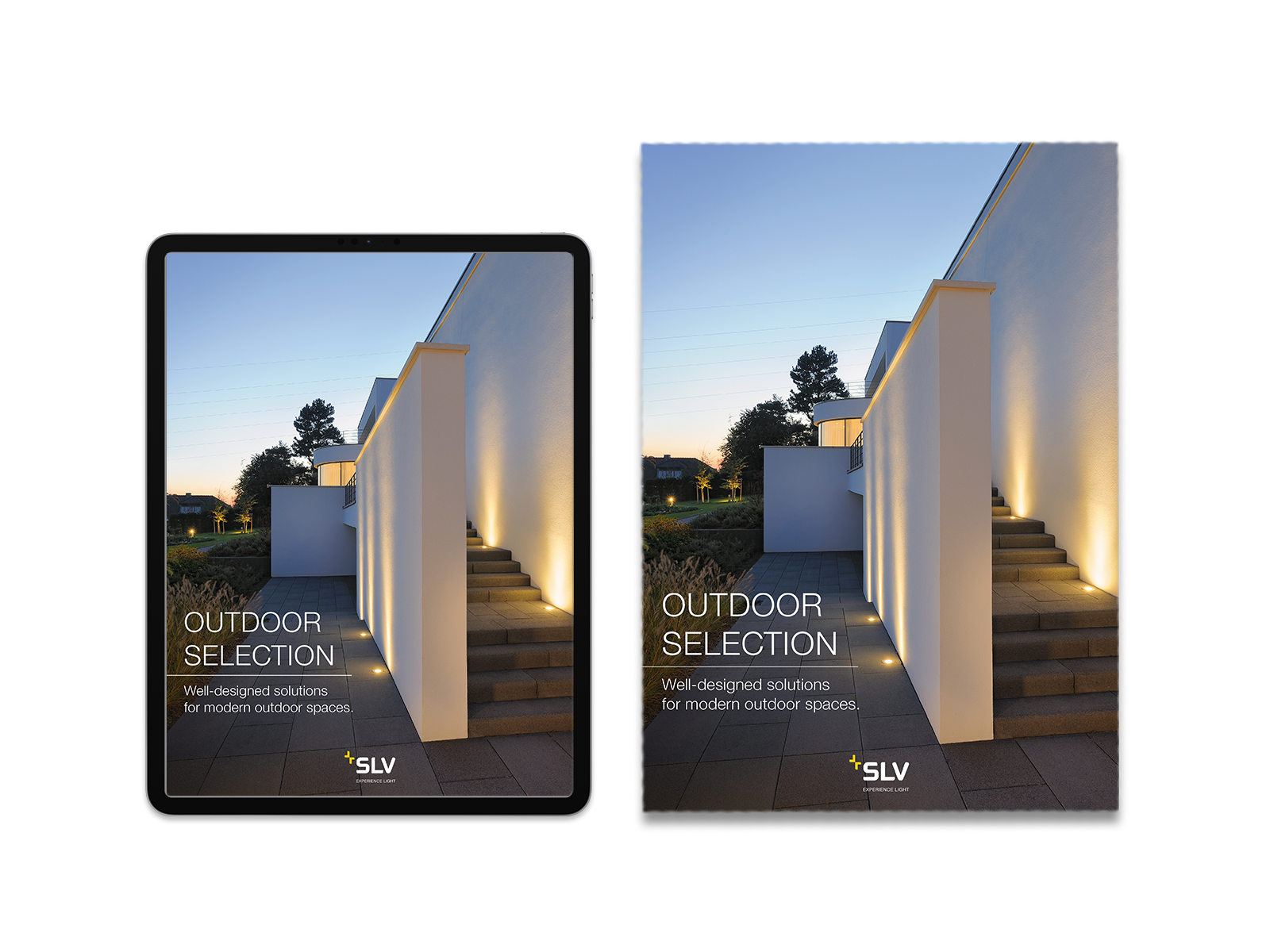 Das Cover der Outdoor Selection als Print-Broschüre oder digital auf dem Tablet dargestellt. Darauf abgebildet ein Außenbereich mit durch Bodeneinbaustrahlern beleuchteten Wänden im Vordergrund und Gartenanlage mit Bäumen im Hintergrund in der Abenddämmerung. Unten links sind der Titel “Outdoor Selection” und Untertitel “Well designed solutions for modern outdoor spaces” platziert.