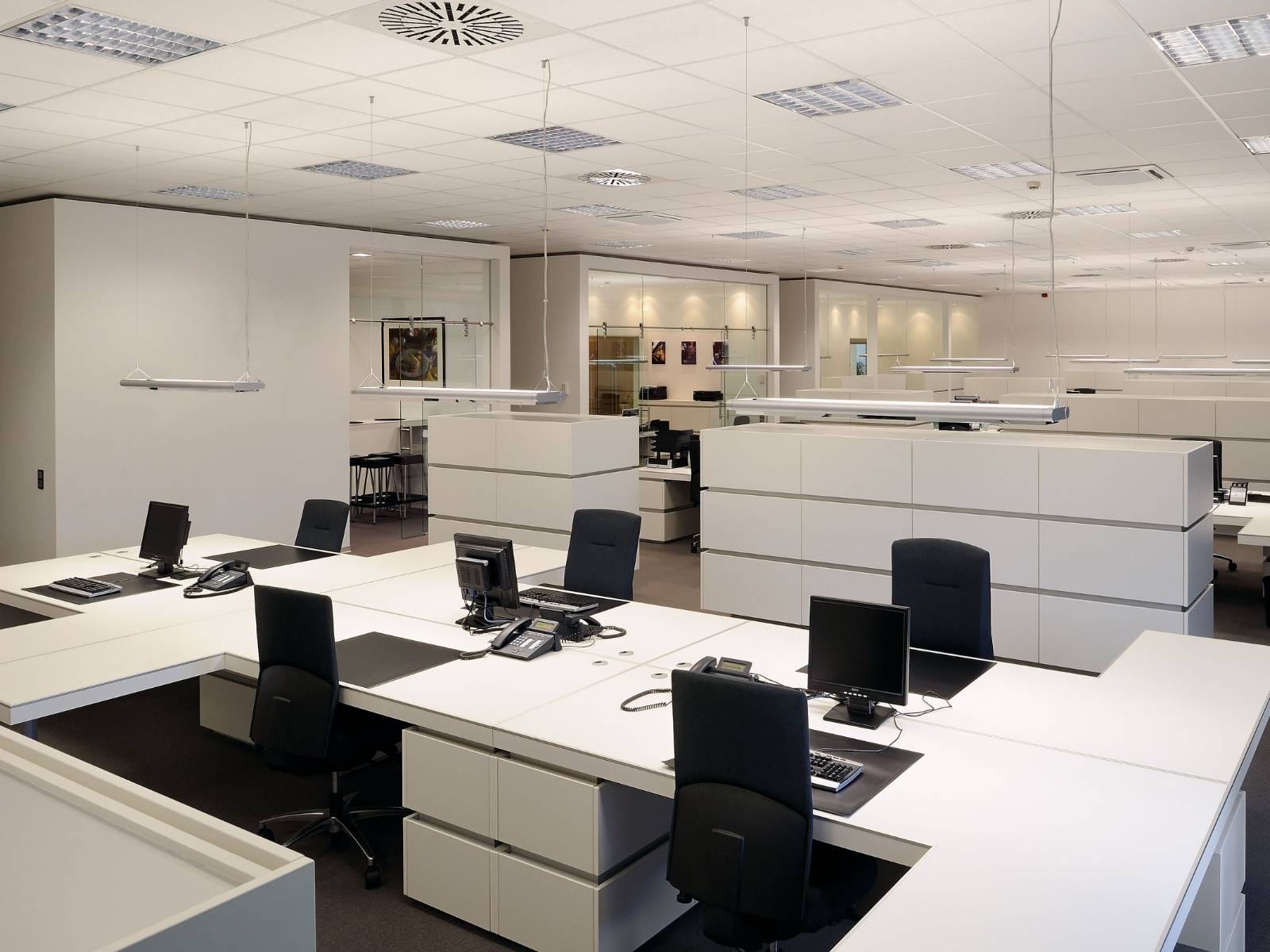 Decken- und Pendelleuchten im Büro