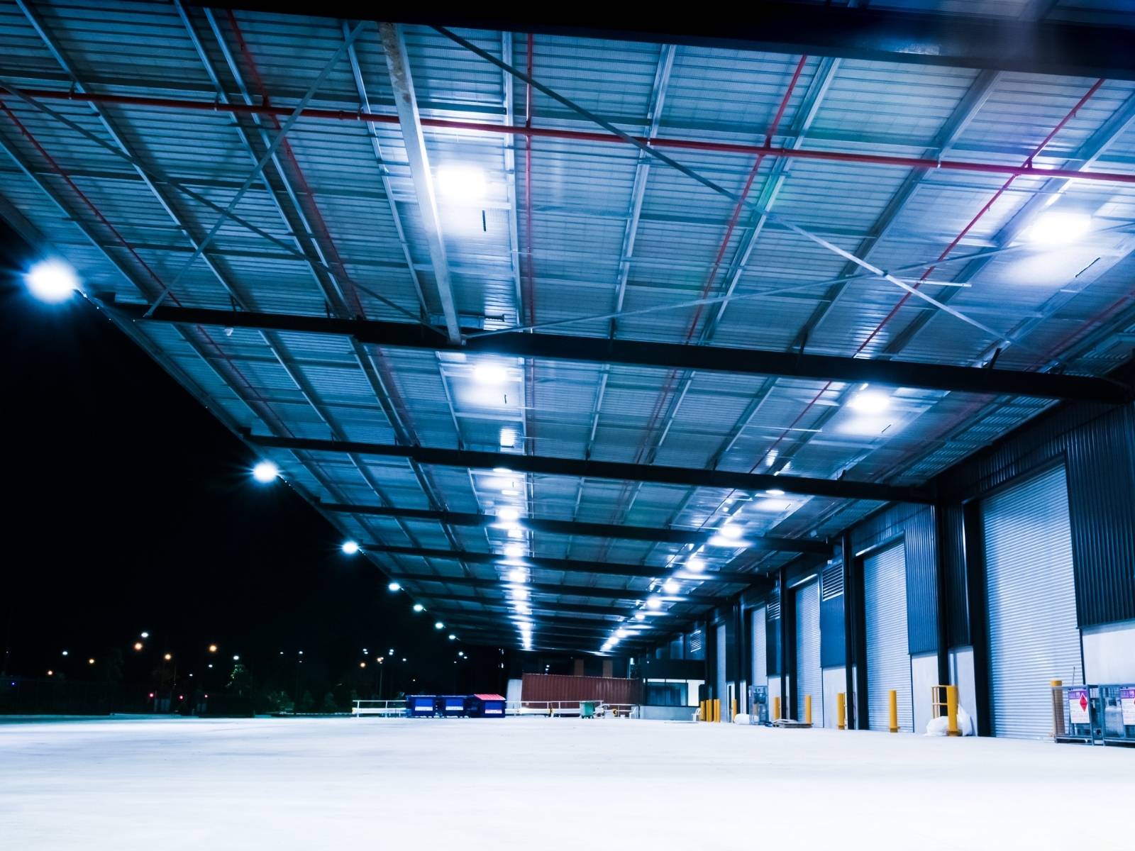 Deckenleuchten in der Ladezone einer Industriehalle