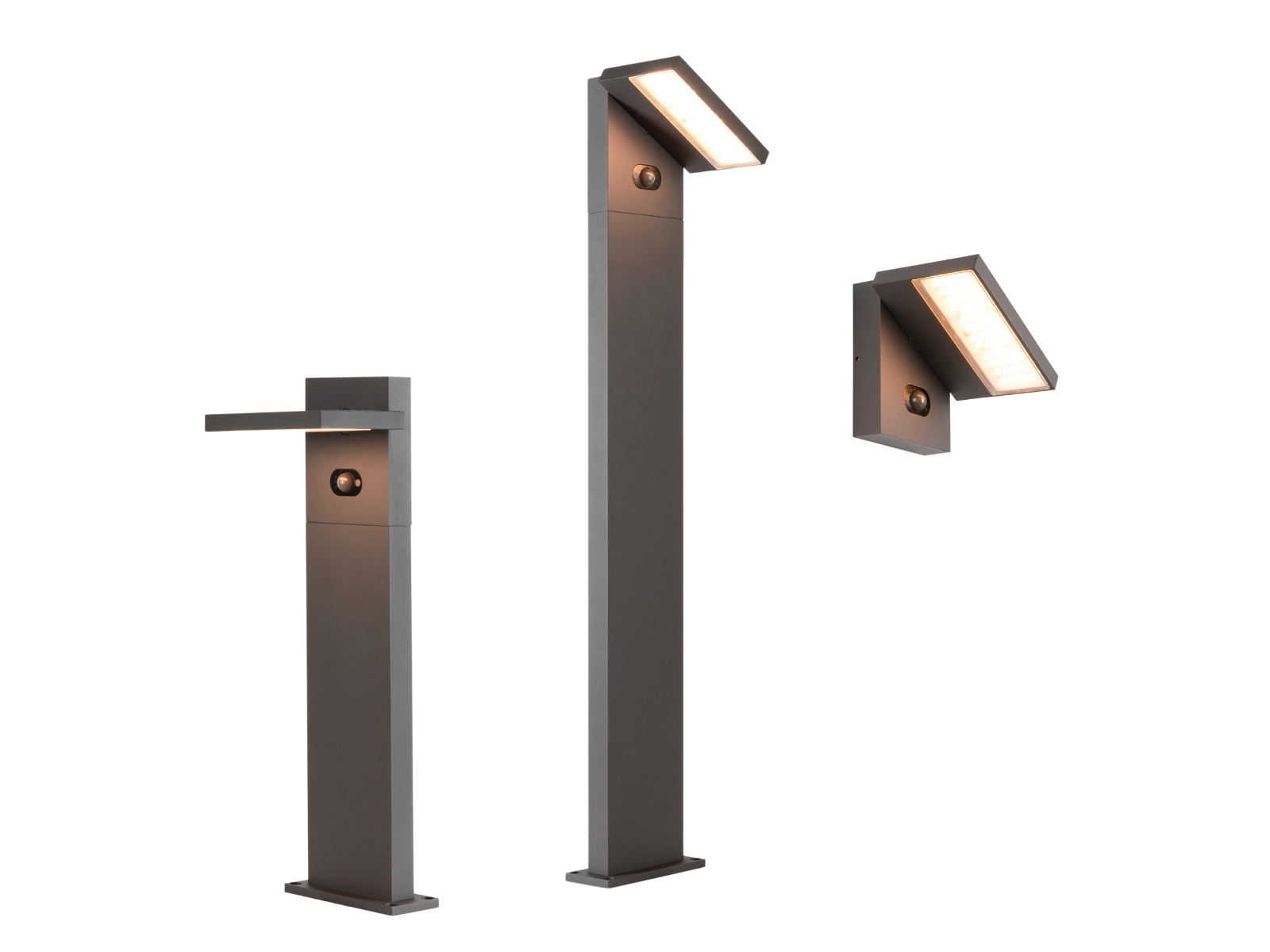 ABRIDOR HYBRID - die moderne LED-Außenwegleuchten in Schwarz mit rechteckigen Köpfen, jeweils mit einem Bewegungssensor am Mast und Solarpanel am Kopf.
