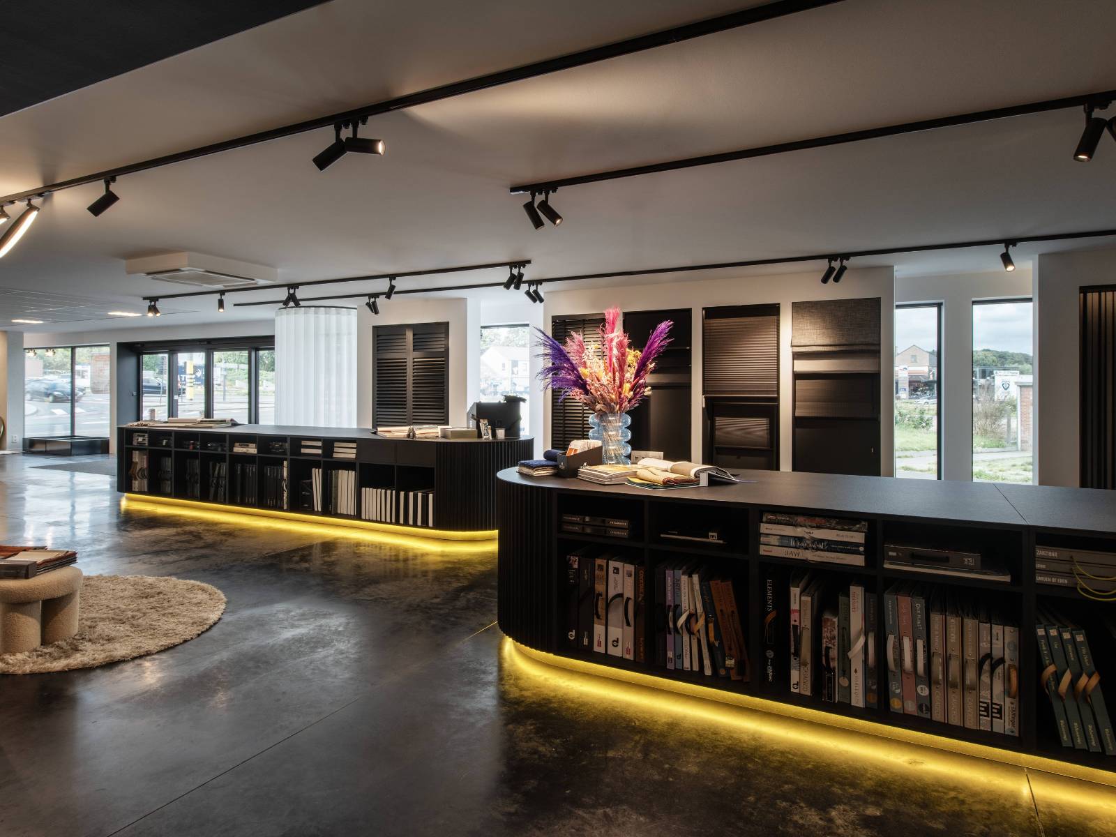 Moderner Showroom mit professioneller Schienenbeleuchtung und Lichtlösungen für unterschiedliche Anwendungsbereiche
