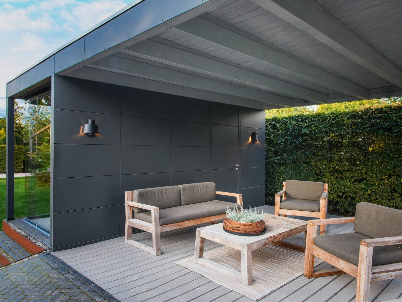 Wandleuchten erleuchten eine Terrasse