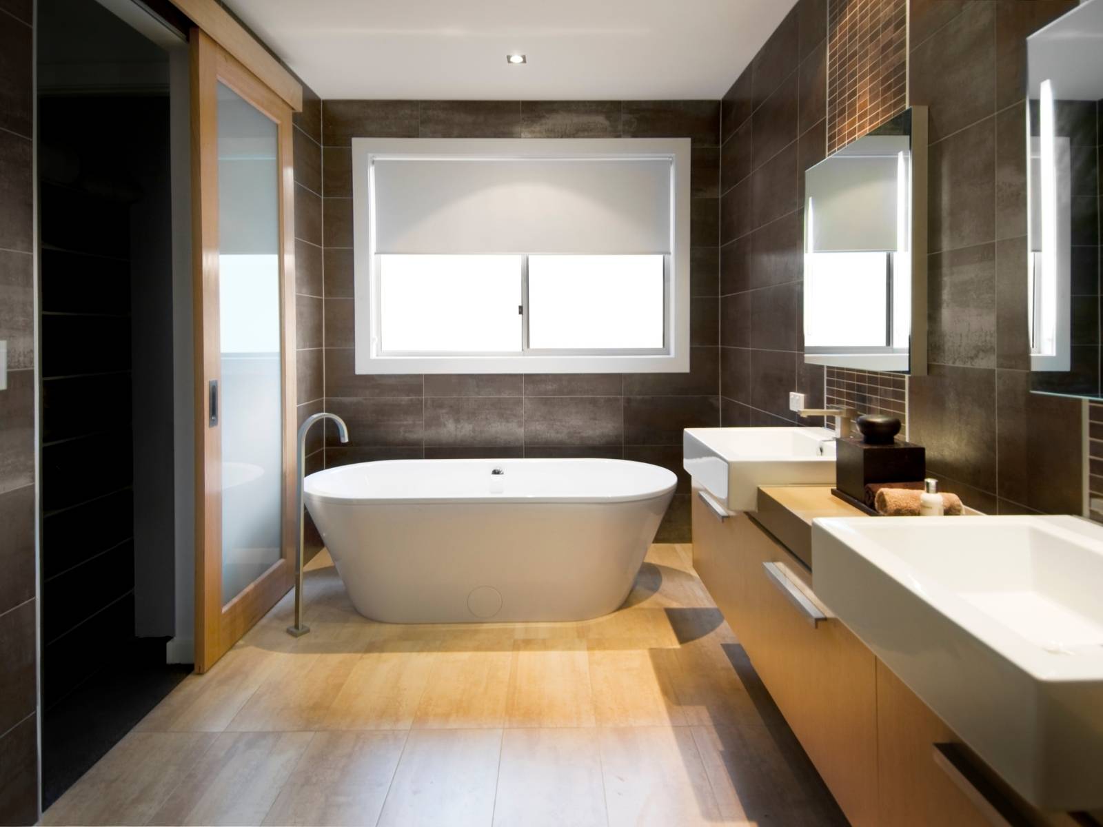 Deckeneinbaustrahler im Badezimmer