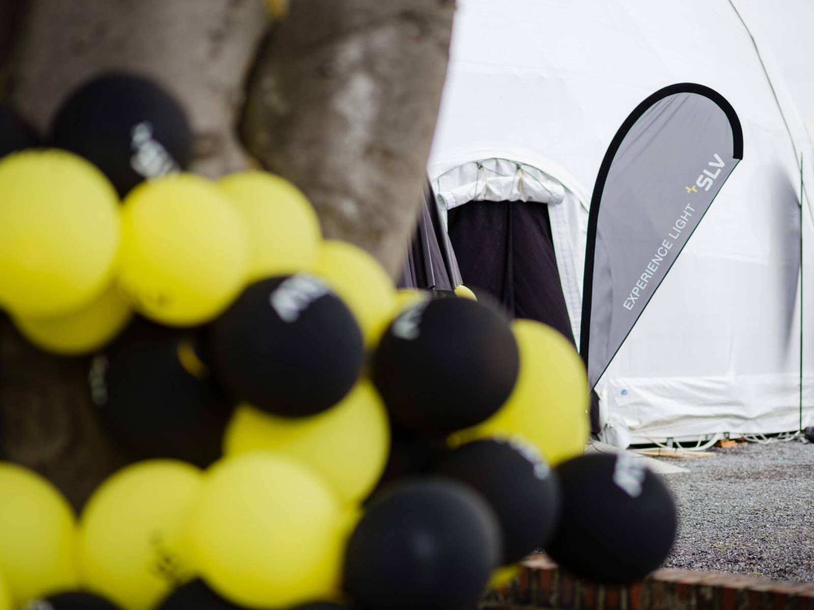 SLV Eventlocation mit Experience Light Branding, Fahne und Dekoration für Veranstaltungen und Kundenevents.