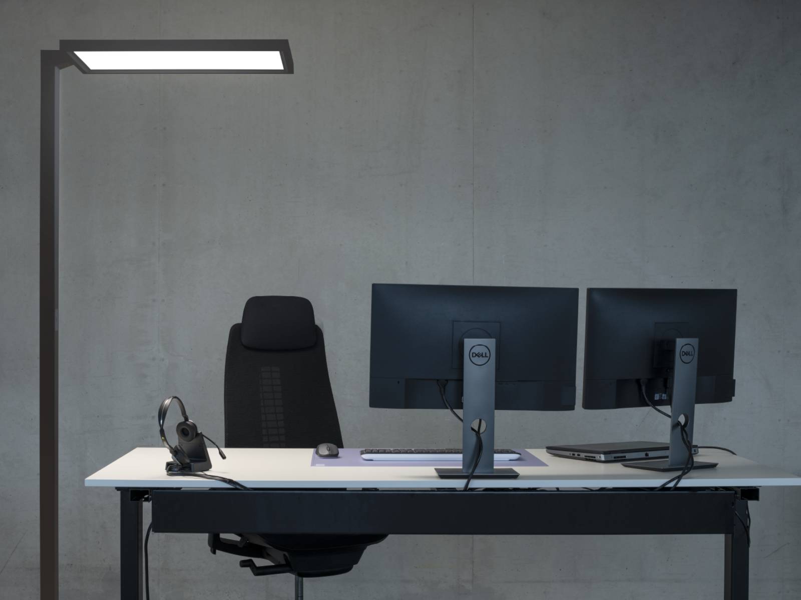 SLV WORKLIGHT in einem Büro und beleuchtet einen Arbeitsplatz