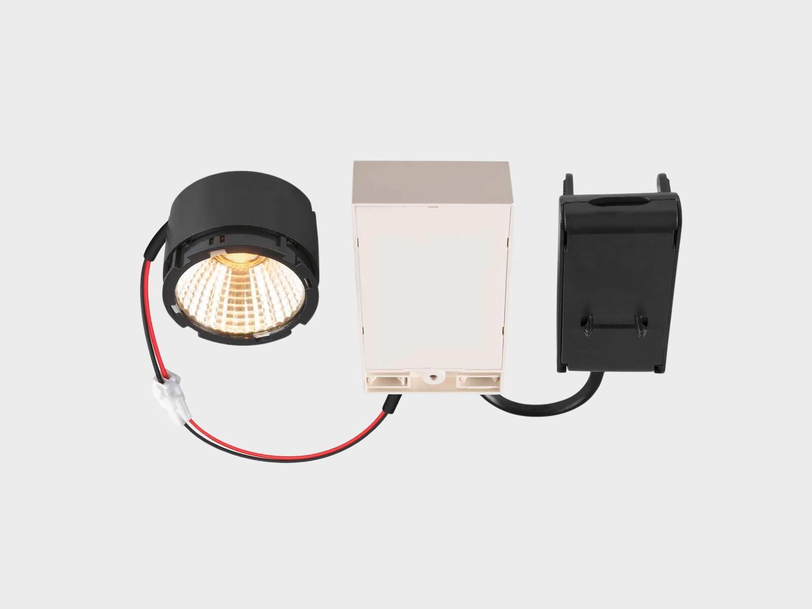 LED-Einbauleuchten-Set mit runder Leuchte, Anschlussdose und Stecker vor weißem Hintergrund.
