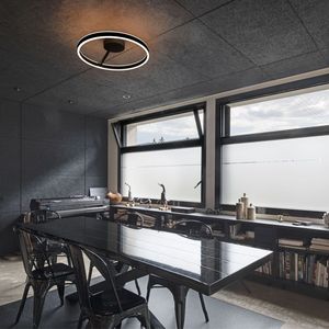 Modernes Büro mit einem dunklen Tisch, schwarzen Stühlen, großen Fenstern, Bücherregalen und der ONE Wand- und Deckenaufbauleuchte.
