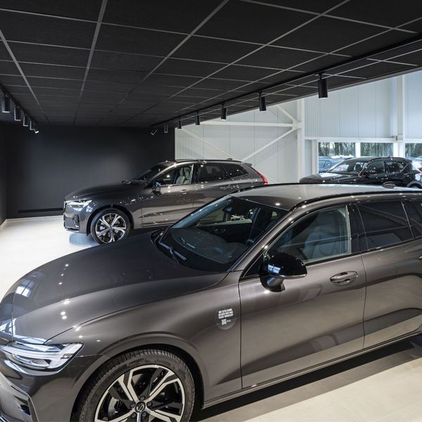Autohaus beleuchtet von Schienen-Strahlern