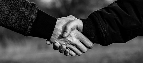 Handschlag in schwarz-weiß.
