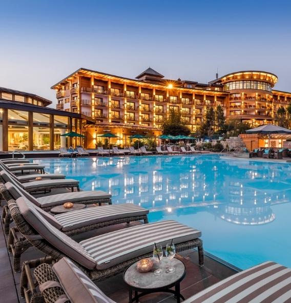 Schwimmbereich der Sonnenalp mit Liegen am Pool