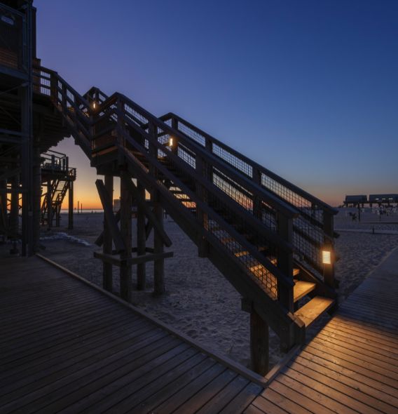RASTERLYS als Treppenbeleuchtung des Zugangs der Strandbar 54° Nord