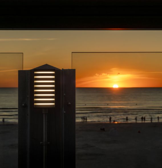 RASTERLYS am Poller des Außenbereichs vor einem Sonnenuntergang