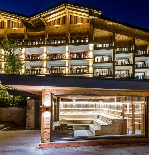 Außenansicht des Eingangsbereiches der Sonnenalp mit SLV Beleuchtung