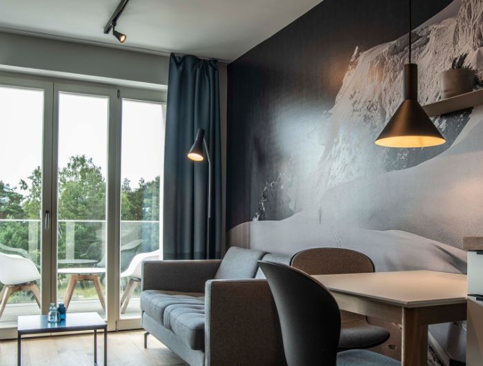 Ferienwohnung mit gemütlicher Couch und SLV Beleuchtung.