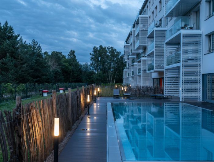 Pool mit Pollerleuchte APONI von SLV.