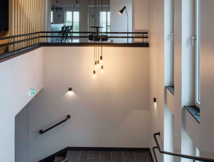 Treppenhaus mit Pendelleuchten, Wandleuchten und Standleuchte von SLV.