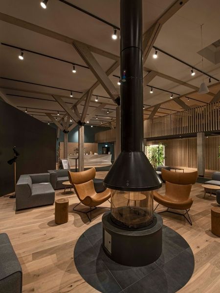 Schienensystem von SLV beleuchtet Hotel-Lounge mit Kamin.