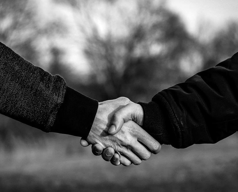 Handschlag in schwarz-weiß.