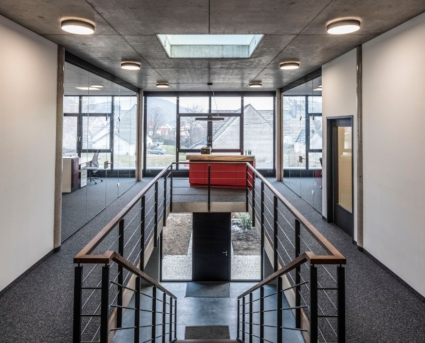 Treppenabgang in Bürogebäude der Firma Held. Ausgeleuchtet durch die Medo-Serie der SLV GmbH