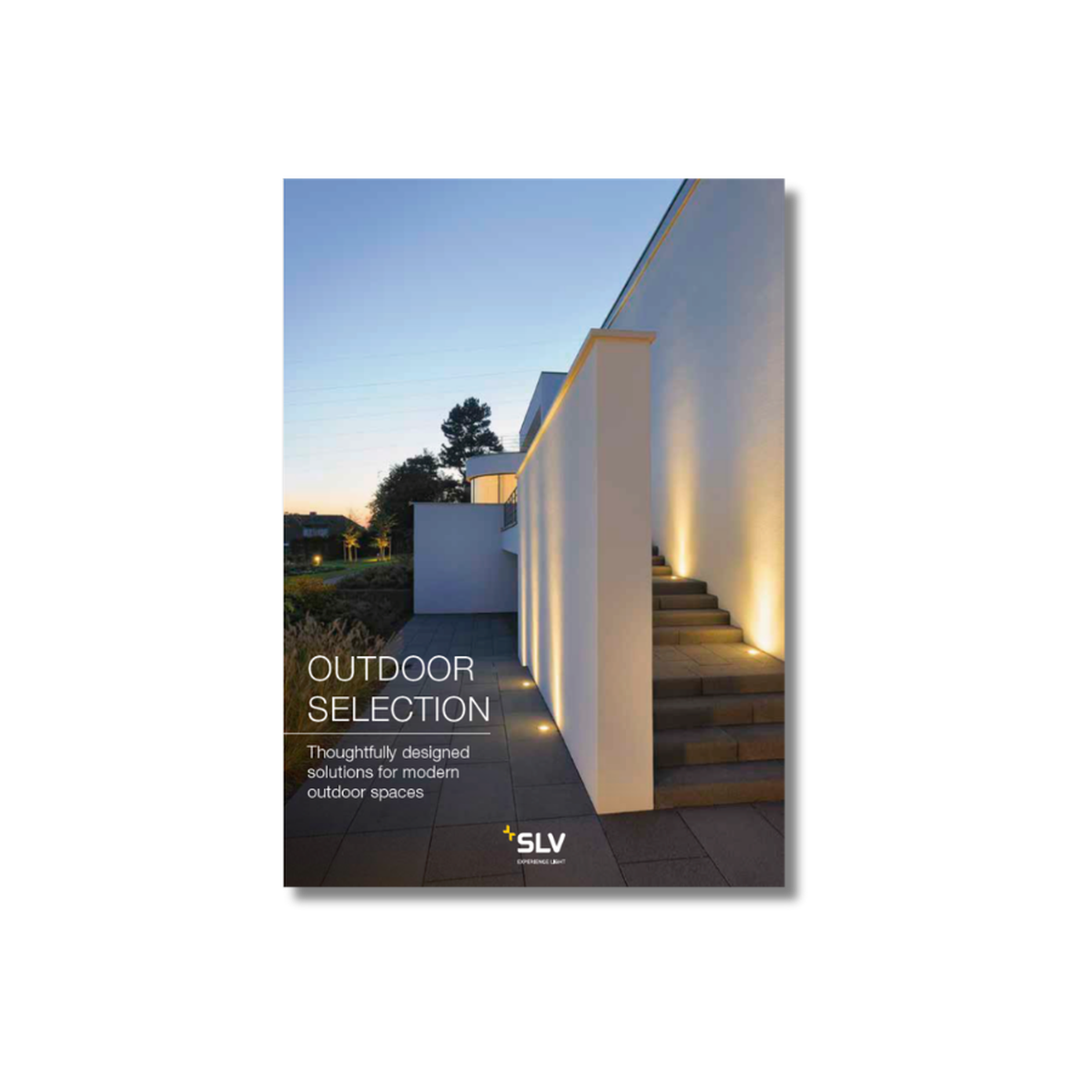 Cover of OUTDOOR SELECTION. Außenbereich mit durch Bodeneinbaustrahlern beleuchteten Wänden im Vordergrund und Gartenanlage mit Bäumen im Hintergrund in der Abenddämmerung.