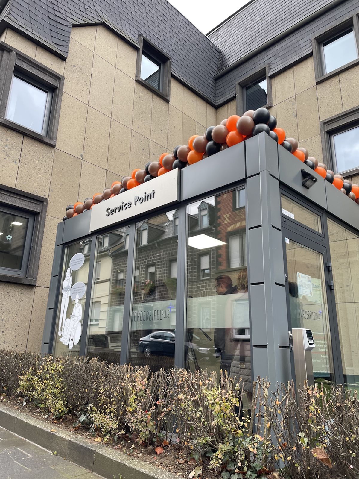 Servicepoint zur Antragstellung geschmückt mit Luftballons