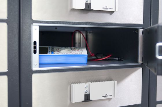 Werkzeug wird in Schließfach gelegt.